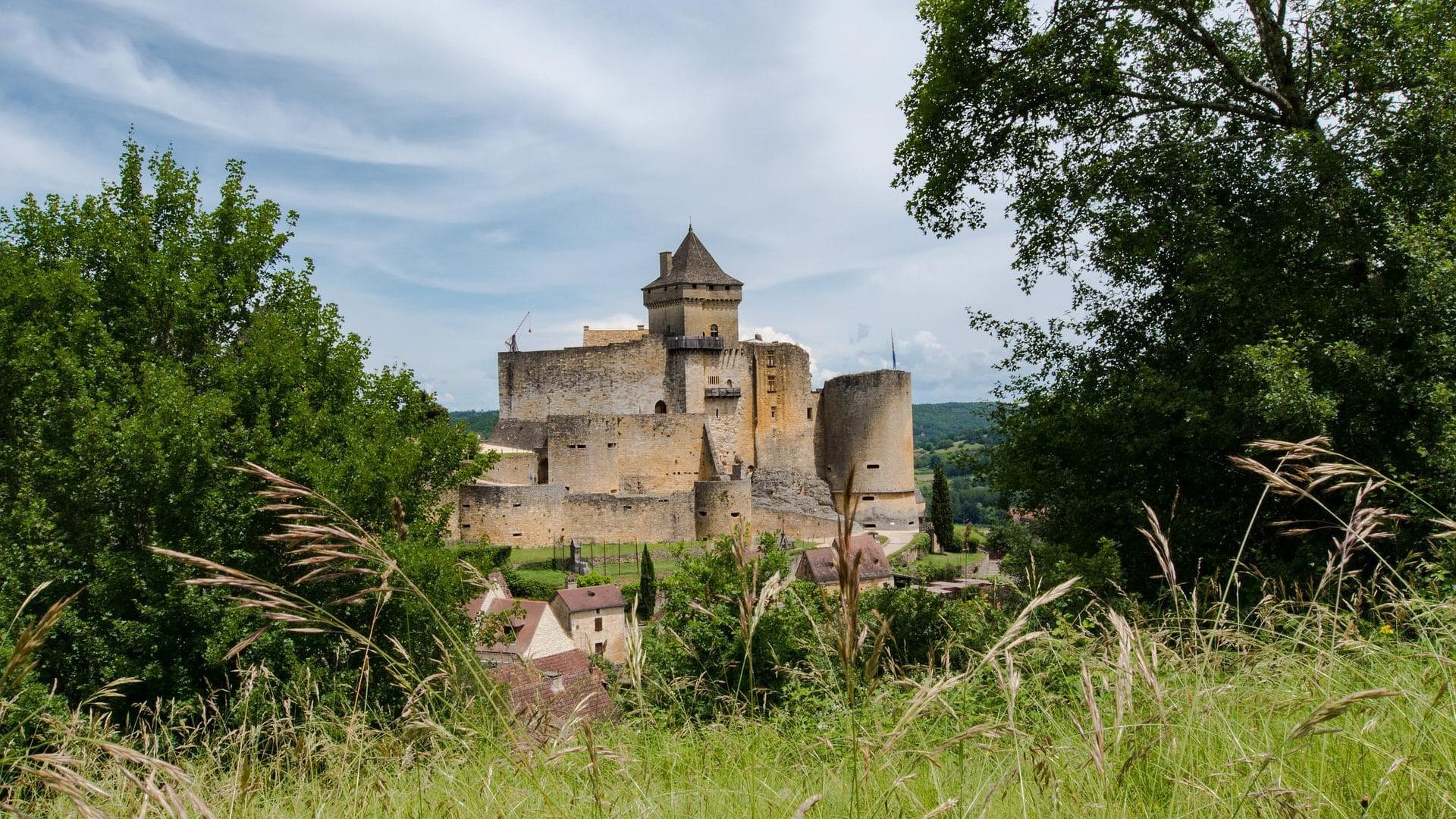 Château de Castelnaud en Dordogne vue de loin