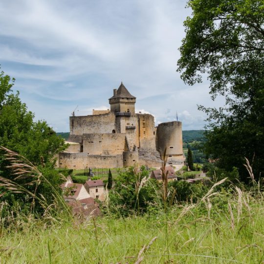 Château de Castelnaud en Dordogne vue de loin