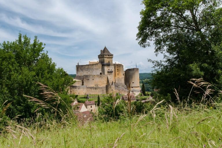 Château de Castelnaud en Dordogne vue de loin