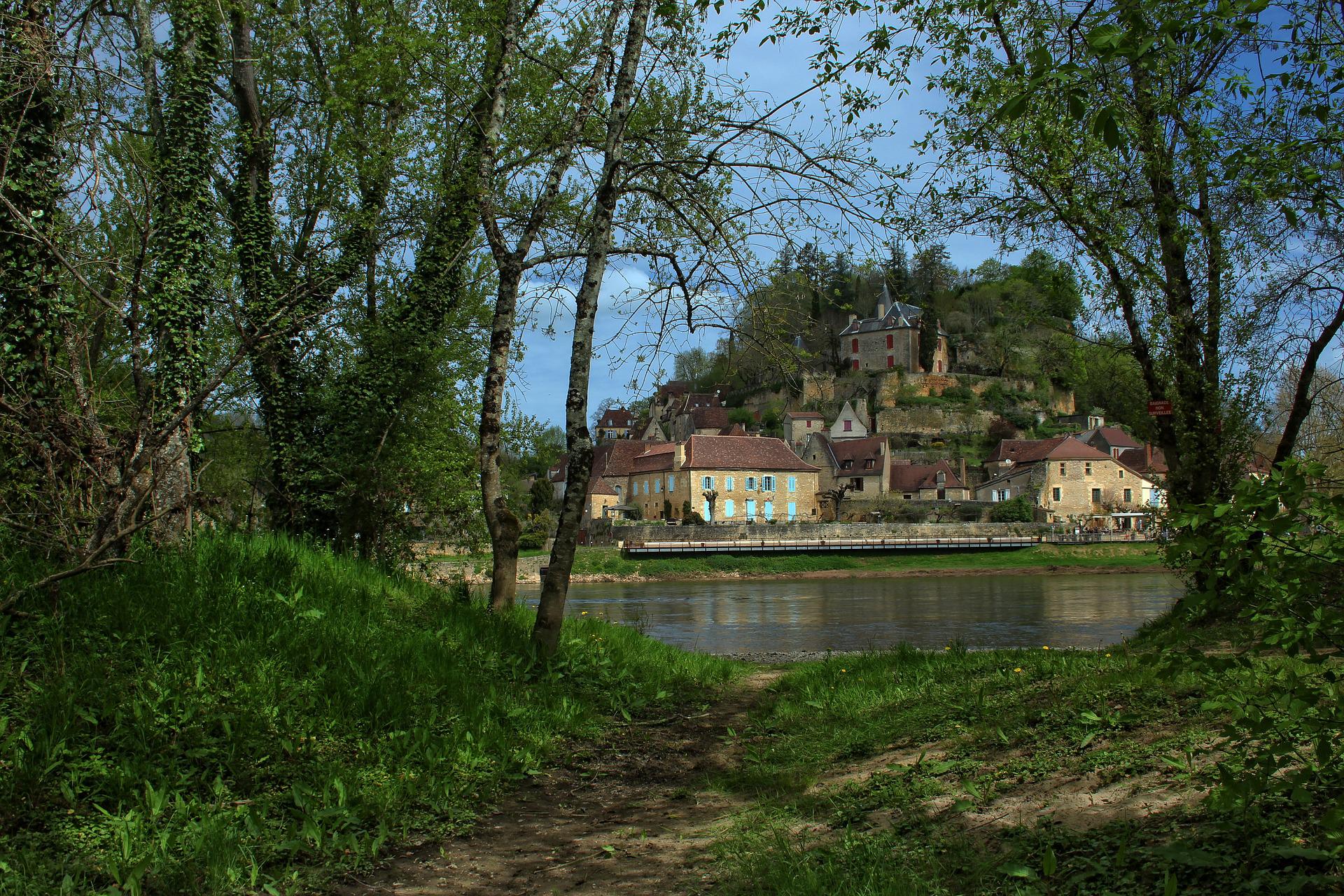 vue sur le village de limeuil en Dordogne