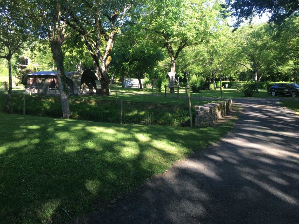 Emplacement de camping à l'ombre en Dordogne