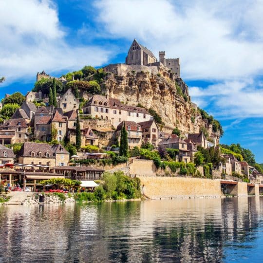 Visiter la ville de Beynac, ville populaire en Dordogne.